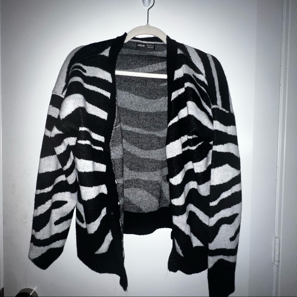 Zebra sweater - size M - good condition